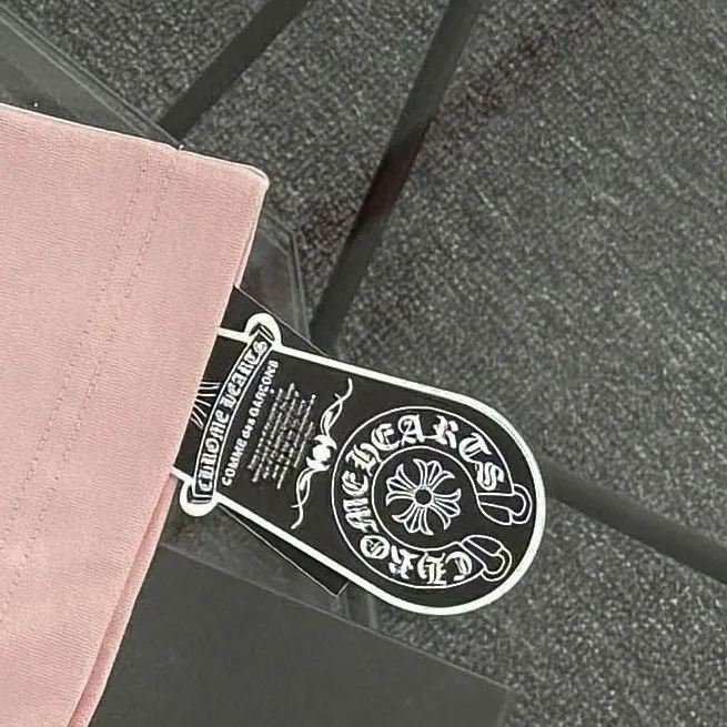 P180 Chrome Hearts Chrome Hearts 25 high version. The fabric is made of 300g high-density pure cotton. It does not deform or shrink. It has three labels. It is the same style for men and women. Technology: patch embroidery + original development hardware. Color: white, black, pink. SIZE: S-XL